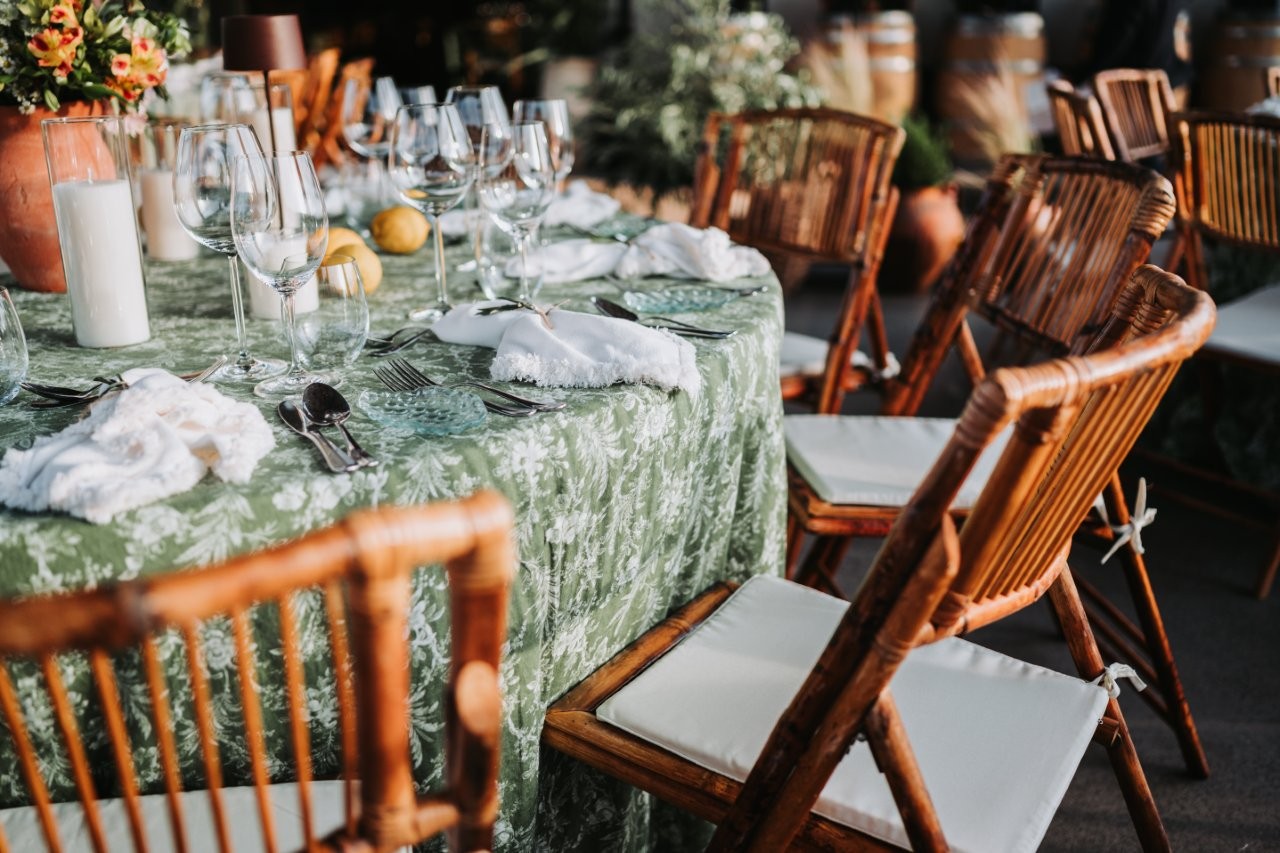 Decoração elegante da mesa do casamento com velas e flores